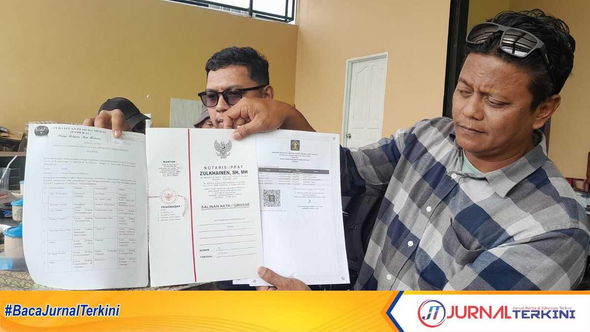 Ketua Persatuan Pemuda Meral (Pameral) Rusdi menunjukkan berita acara pembentukan susunan pengurus, akta pendirian dan SK Menkumham terkait legalitas kepemimpinannya dalam konferensi pers di Sungai Pasir, Kecamatan Meral, Karimun, Jumat (31/1/2025). (JurnalTerkini.id/rusdianto)