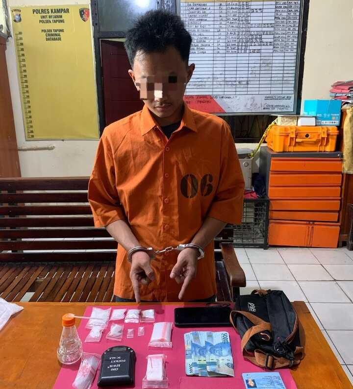 Polsek Tapung meringkus satu orang tersangka yang diduga pengedar narkoba jenis sabu di Jl. Anggrek IV, RT 003 RW 002, Desa Sari Galuh, Kecamatan Tapung, Kabupaten Kampar pada Sabtu (15/2/2025). (JurnalTerkini.id/canggih)
