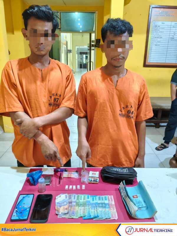 Polsek tapung Ringkus pengedar sabu Dua tersangka kasus sabu-sabu yang diamankan Polsek Tapung Hilir, Selasa (10/02/2025), sekira pukul 18.00 WIB. (JurnalTerkini.id/canggih)