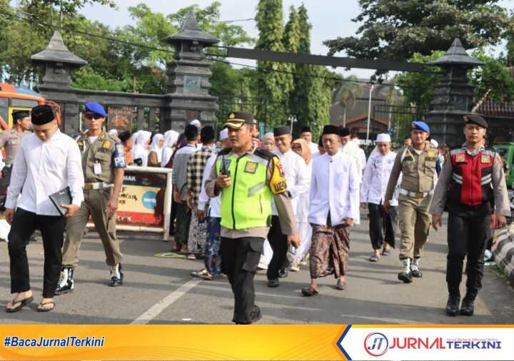 Screenshot_2025-02-16-14-31-33-60_965bbf4d18d205f782c6b8409c5773a4 Pengamanan Haul Akbar Al-Khidmah2025 di Alun - alun Demak Oleh TNI - POLRI (jurnalterkini.id/Ponco)