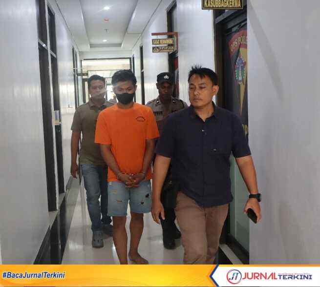 Tersangka MFN (18) Baju Tahanan warna Oranye Pengedar Sabu di Desa Waru Kecamatan Mranggen Saat setelah Konfrensi Pers di gelandang masuk tahanan Polres Demak.