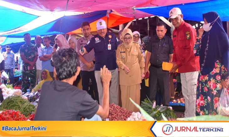 Menjelang Ramadhan 1446 H, Wakil Bupati Kampar Dr. Misharti, S.Ag, M.Si, melakukan peninjauan ke Pasar Kuok guna memastikan harga sembako dan bahan pokok tetap stabil, Selasa (25/02/2024). (JurnalTerkini.id/canggih)