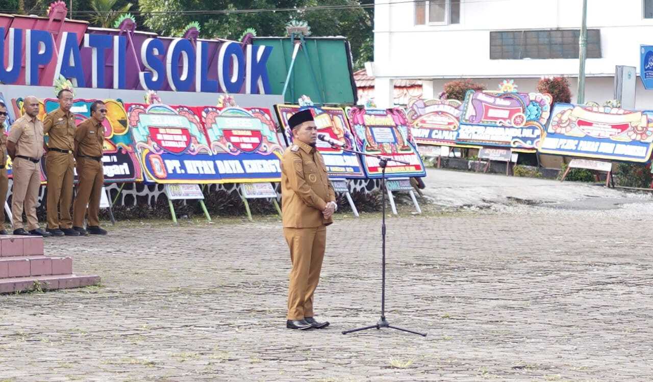 Wabup Candra memimpun apel pagi perdana di lingkup Pemkab Solok, Senin (25/02/2025).
