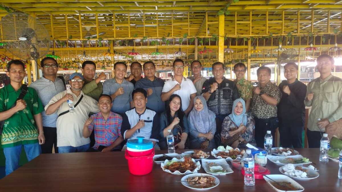 Bupati Kepulauan Anambas terpilih, Aneng saat berbincang santai bersama jajaran SMSI Kepri di Golden Prawn, Kota Batam, Jumat (7/2/2025), dalam rangka memperingati Hari Pers Nasional (HPN) 2025. (SMSI Kepri)
