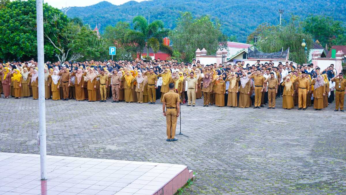 apel Pemkab Solok (1) Kadisdukcapil Kabupaten Solok, Ricky Carnova pimpin apel pagi di Lapangan Kantor Bupati Solok, Senin (3/2/2025). (Foto: DiskominfokabSolok)