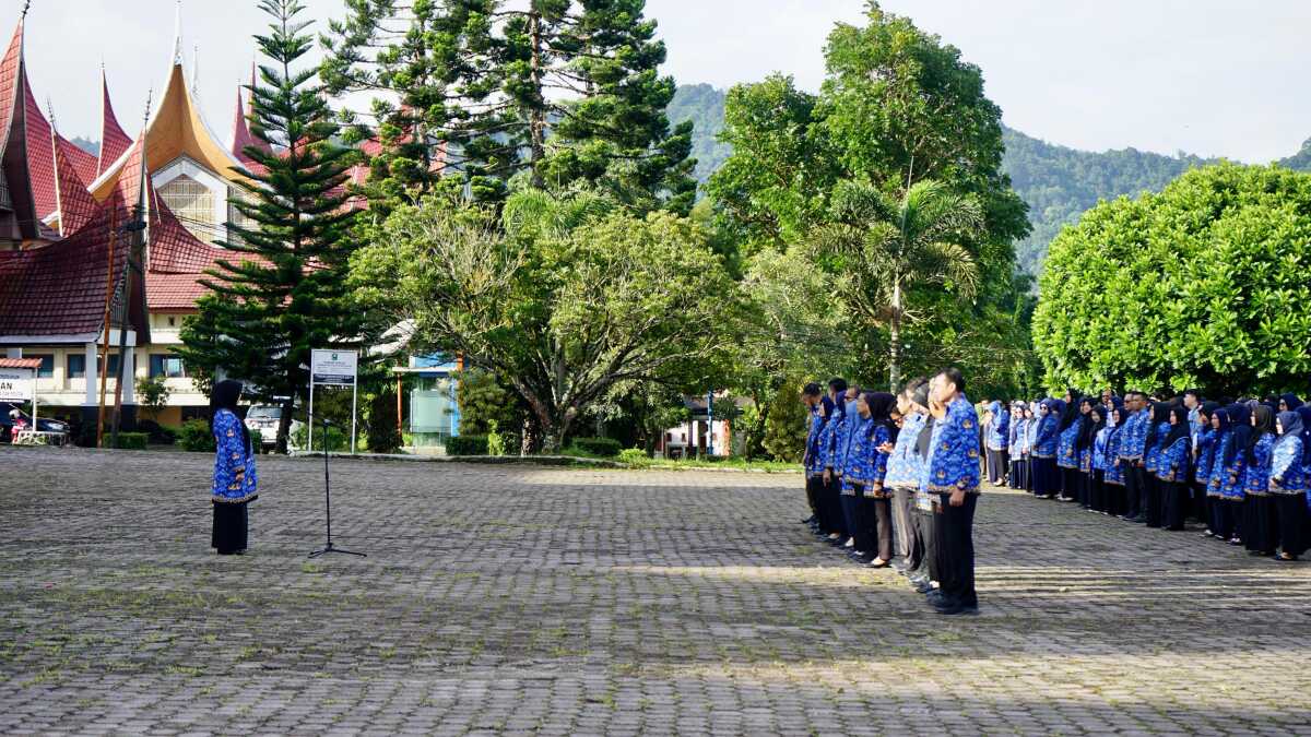 Teta Midra pimpin apel pagi di kantor Arosuka, Senin (17/02/2025). (Foto : DiskominfokabSolok).