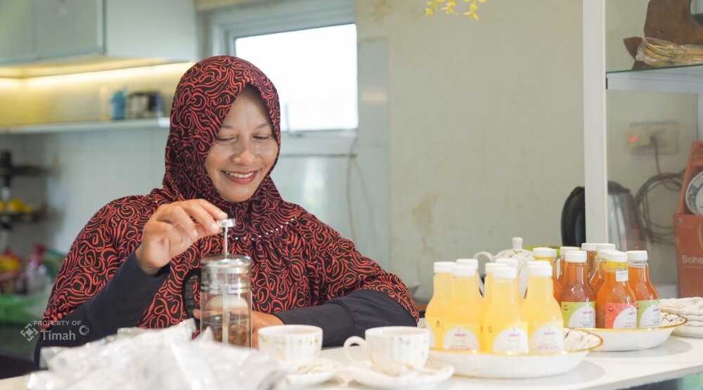 Ratnaningrum Hajariyah, pemilik usaha minuman herbal Arum Wedang, mitra binaan PT Timah. (Timah)