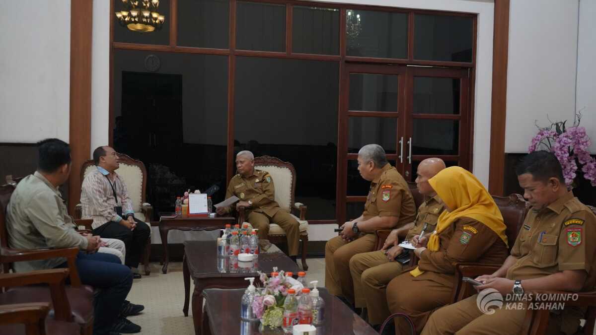audiensi bi pematang siantar ke Asahan Kepala Kantor Perwakilan BANK Indonesia Pematang Siantar beraudiensi dengan Bupati Asahan di Ruang Kerja Bupati Asahan, Senin, (10/02/2025). (Foto: Diskominfo Asahan)