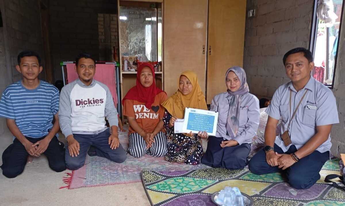PT Timah menyerahkan bantuan biaya pengobatan dan akomodasi untuk Lia (41) warga Kebun Pinang, Tanjungbatu, Kecamatan Kundur, Kabupaten Karimun, Selasa (04/02/2025). (Timah)