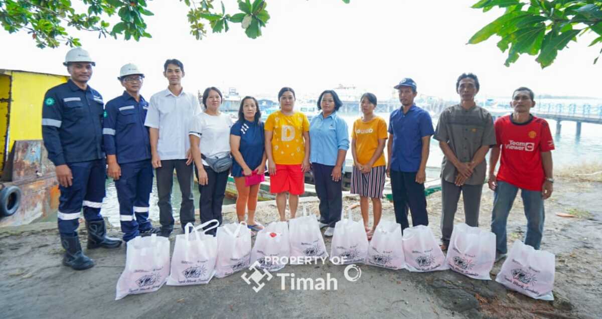Penyerahan paket sembako secara simbolis oleh Pengawas Tambang Lumut, Suhendi didampingi AVP Sekretariat Area Bangka Utara, Anjar di Dermaga Mantung Kabupaten Bangka Utara, kepada Kepala Desa Lumut, Frenky Rickyanto Liong di sela-sela semarak apel Gernas K3 di Area Bangka Utara, Rabu (05/2/2025). (Timah)