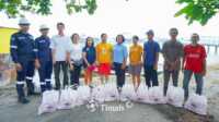 bantuan korban banjir pt timah Penyerahan paket sembako secara simbolis oleh Pengawas Tambang Lumut, Suhendi didampingi AVP Sekretariat Area Bangka Utara, Anjar di Dermaga Mantung Kabupaten Bangka Utara, kepada Kepala Desa Lumut, Frenky Rickyanto Liong di sela-sela semarak apel Gernas K3 di Area Bangka Utara, Rabu (05/2/2025). (Timah)