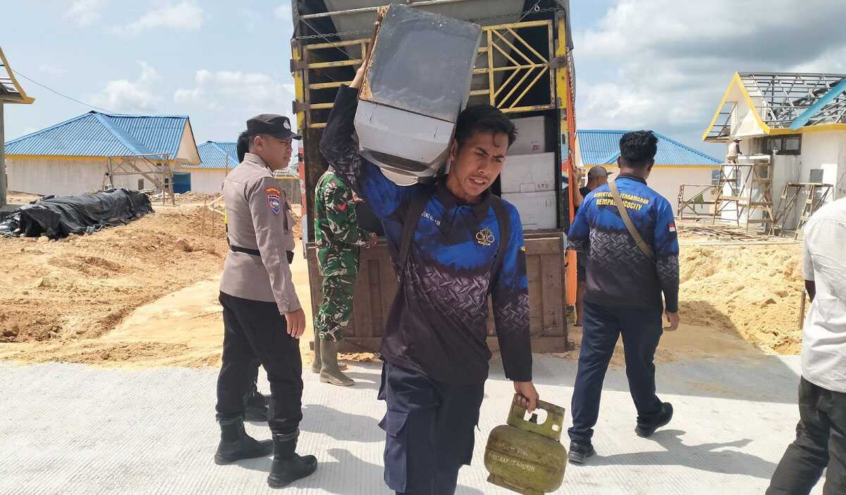 Petugas Badan Pengusahaan (BP) Batam kembali memfasilitasi pergeseran terhadap dua Kepala Keluarga (KK) terdampak pembangunan Rempang Eco-City menuju rumah baru Tanjung Banon, Jumat (21/2/2025). (foto: humasbpbatam)