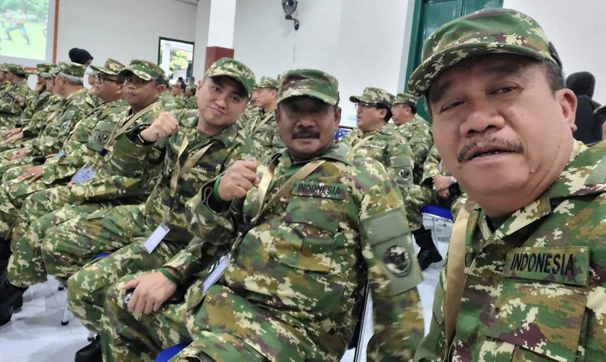 bupati asahan retret di magelang Bupati Asahan Taufik Zainal Abidin, S.Sos, MSi berswafoto di sela kegiatan Orientasi Retret Kepala Daerah yang dimulai pada Jumat (21/02/2025) bertempat di Akademi Militer (Akmil) Magelang, Jawa Tengah. (dokumentasi pribadi)