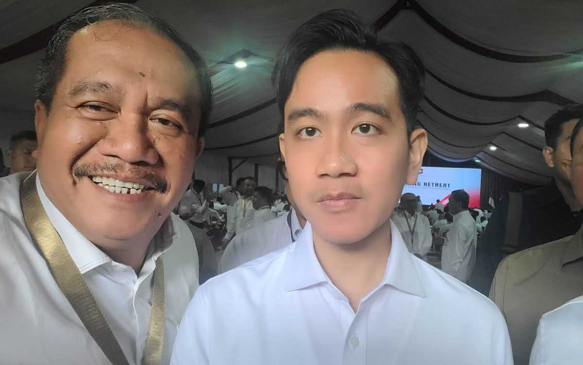 Bupati Asahan Taufik Zainal Abidin Siregar SSos MSi berpose bersama Wakil Presiden Gibran Rakabuming Raka di sela Retret hari ke-6 di Akademi Militer (Akmil), Magelang, Jawa Tengah, Rabu (26/02/2025). (diskominfo asahan)