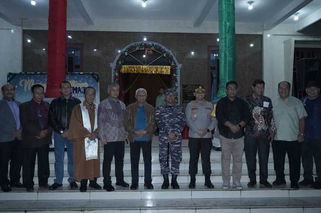 bupati monitor malam tahun baru Bupati Asahan beserta Unsur Forkopimda Kabupaten Asahan melakukan monitoring di sejumlah gereja di Kabupaten Asahan yakni Gereja HKBP Kisaran Kota Jalan Sisingamaharaja Kisaran dan Gereja GKPI Jl Wr Supratman Kisaran,Selasa (24/12/2024) malam. (foto: Diskominfo Asahan)