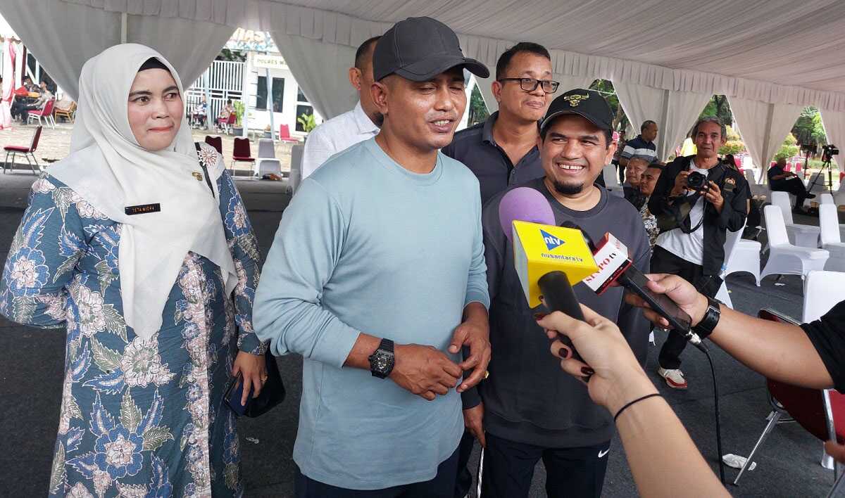 bupati wabup solok gladi Bupati Solok terpilih Jon Firman Pandu, yang didampingi oleh Wakil Bupati Candra diwawancara usai mengikuti gladi kotor, Jakarta, Selasa (18/02/2025) (foto : kominfokabsolok).