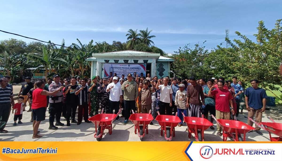 PT Bank Riau Kepri Syariah (Perseroda) melalui Cabang Anambas Tarempa menyerahkan bantuan program kemitraan berupa 167 unit gerobak sorong kepada warga Desa Mengkait, Kecamatan Siantan Selatan, Kabupaten Kepulauan Anambas, Kepri, Sabtu (15/2/2025). (JurnalTerkini.id/fendi)