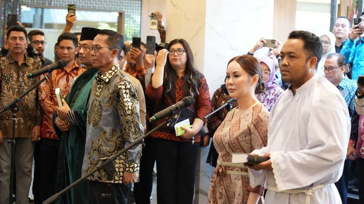 Menteri Koordinator Bidang Perekonomian Airlangga Hartarto selaku Ketua Dewan Kawasan Perdagangan Bebas dan Pelabuhan Bebas (KPBPB) Batam melantik Wali Kota Batam 2025-2030 Amsakar Achmad sebagai Kepala Badan Pengusahaan Kawasan Perdagangan Bebas dan Pelabuhan Bebas Batam (BP Batam), Kamis siang (20/2/2025) di Gedung Ali Wardhana Kementerian Perekonomian RI di Jakarta. (foto: humasbpbatam)