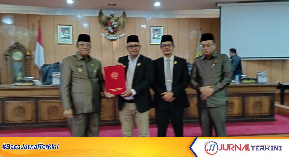 dprd Karimun bapemperda Ketua DPRD Karimun Raja Rafiza dan Wakil Bupati Anwar Hasyim didampingi Wakil Ketua Satria dan Wakil Ketua Ady Hermawan berpose usai pengesahan pembahasan 8 ranperda sepanjang 2025 di Gedung DPRD Karimun, Senin (3/2/2025). (JurnalTerkini.id/edy kencana)
