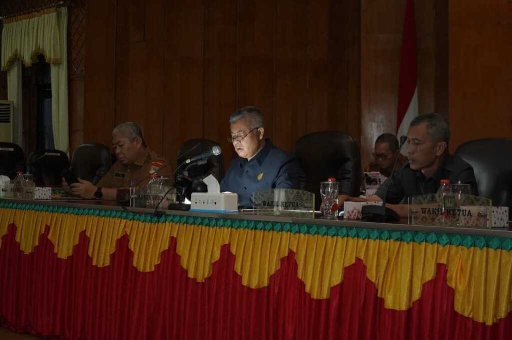 dprd asahan paripurna pemberhentian bupati Ketua DPRD Kabupaten Asahan H. Efi Irwansyah Pane, M.K.M memimpin rapat paripurna masa Persidangan ke-I Tahun Anggaran 2025 dalam acara Pengumuman Usulan Penetapan Pemberhentian Bupati Asahan dan Wakil Bupati Asahan Hasil Pilkada Serentak Tahun 2020 di Aula Rambate Rata Raya Sekretariat DPRD Kabupaten Asahan, Senin (06/01/2025). (foto: diskominfo asahan)