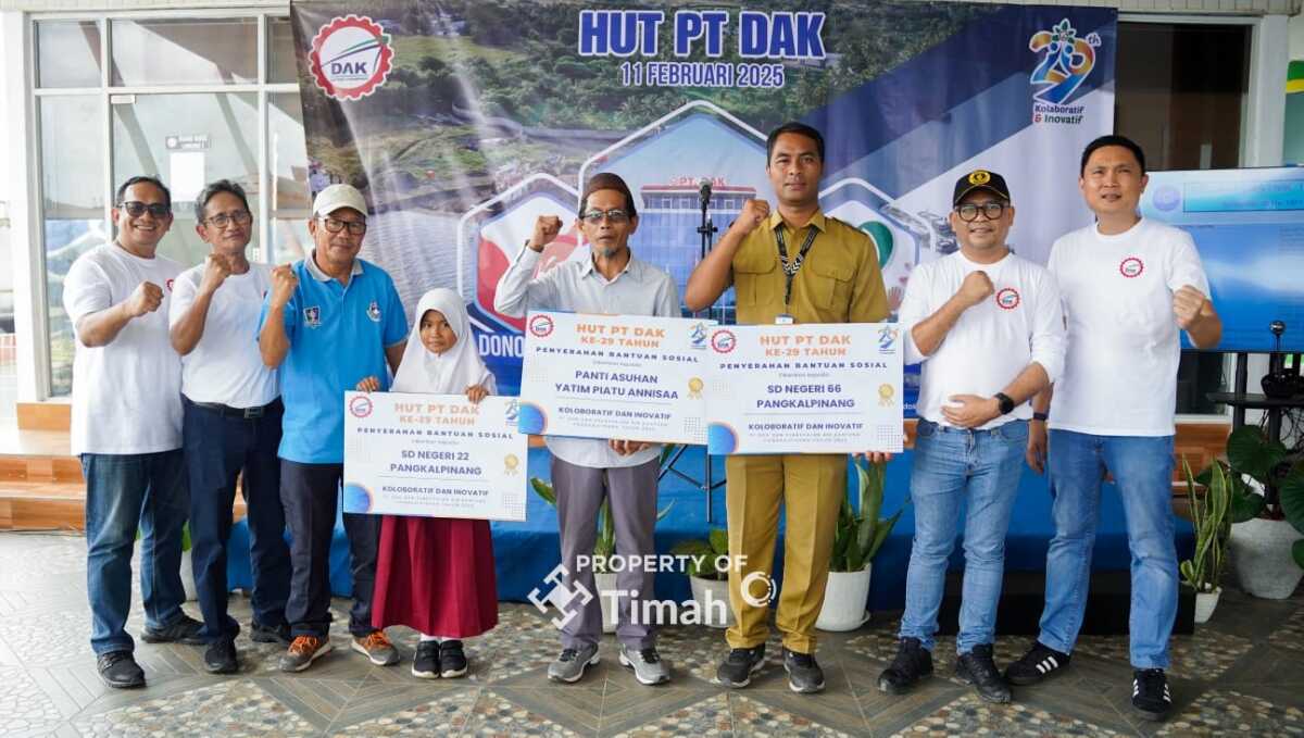 Anak perusahaan PT Timah, PT Dok dan Perkapalan Air Kantung (DAK) merayakan hari ulang tahunnya yang ke-29 dengan menyalurkan bantuan sosial kepada beberapa sekolah dasar dan panti asuhan di Pangkalpinang bersamaan di Galangan Kapal PT DAK, Selasa (11/2/2025). (Timah)