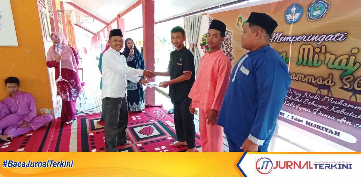 SMPN 01 Desa Ulu Maras, Kecamatan Jemaja Timur, Kabupaten Kepulauan Anambas, Provinsi Kepulauan Riau (Kepri) memperingati Isra Mi'raj Nabi Muhammad SAW pada Sabtu (1/2/2025). (JurnalTerkini.id/fendi)