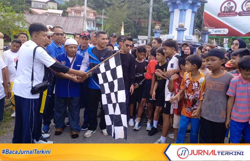 Semarak Hari Pers Nasional (HPN) 2025, seribuan warga mengikuti jalan santai di Lapangan Sulaiman Abdullah, Kelurahan Tarempa, Kecamatan Siantan, Kepulauan Anambas, Kepri, Minggu (16/2/2025). (JurnalTerkini.id/fendi)