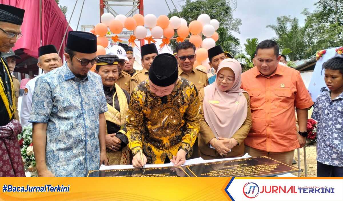Anggota DPR RI Komisi V dari Fraksi PKS, Dr. H. Syahrul Aidi Ma'azat, Lc, MA bersama Pj Bupati Kampar diwakili Pj Sekda Kampar Ramlah, SE, M.Si meresmikan Jembatan Gantung Desa Pulau Jambu-Desa Bukit Ranah sekaligus syukuran HUT ke-24 Desa Pulau Jambu, Senin (10/2/25). (JurnalTerkini.id/canggih)