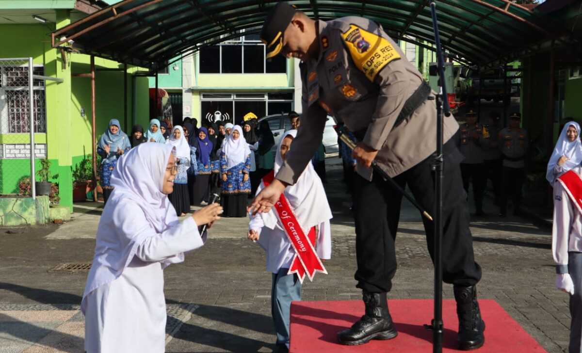 Kapolres Padang panjang, AKBP Kartyana Widyarso Wardoyo Putri saat Upacara di MAN 2 Padang Panjang, Senin (17/02/2025). ( Foto : humas Polres Padang panjang).