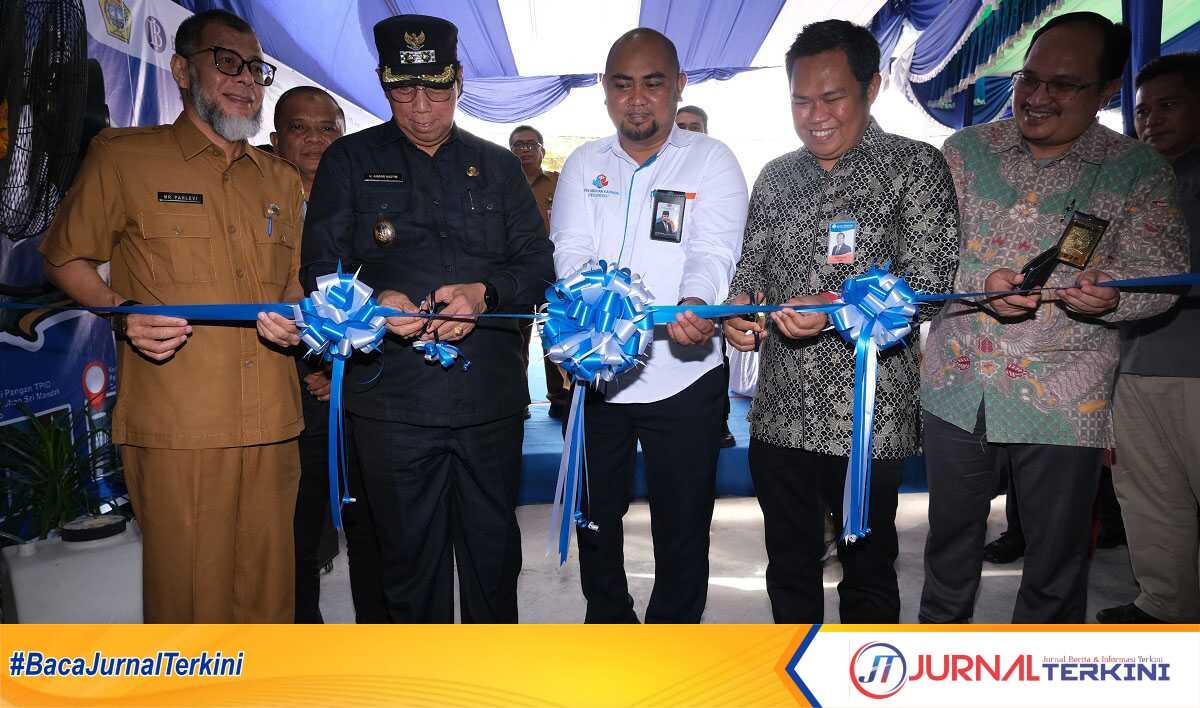 kedai pangan tpid pt pelabuhan karimun-1 Wakil Bupati Karimun Anwar Hasyim (2 kiri), Dirut PT Pelabuhan Karimun (Perseroda) Yuwono (tengah) dan pejabat terkait lainnya menggunting pita peresmian Kedai Pangan TPID Mak Cik Karimun yang dikelola PT Pelabuhan Karimun di Jl A Yani, Kolong, Tanjung Balai Karimun,, Selasa (4/2/2024). (JurnalTerkini.id/edy Kencana)