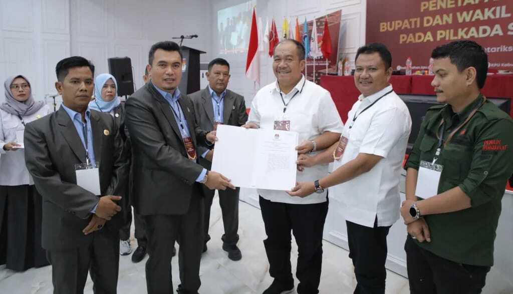 kpu Asahan tetapkan bupati dan wakil bupati terpilih KPU Kabupaten Asahan Calon Bupati dan Wakil Bupati Kabupaten Asahan Nomor Urut 1 Saudara Taufik Zainal Abidin Siregar SSos MSi dan Saudara Rianto SH MAP sebagai Bupati dan Wakil Bupati terpilih periode 2025-2030, Rabu (8/1/2025). (Foto: Diskominfo Asahan)