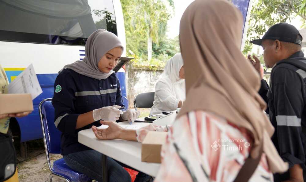 Layanan kesehatan gratis di Mobil Sehat PT Timah yang terparkir di kantor Pengawas Produksi Darat, Tanjung Pandan, Kabupaten Belitung pada Selasa (11/2/2025). (Timah)