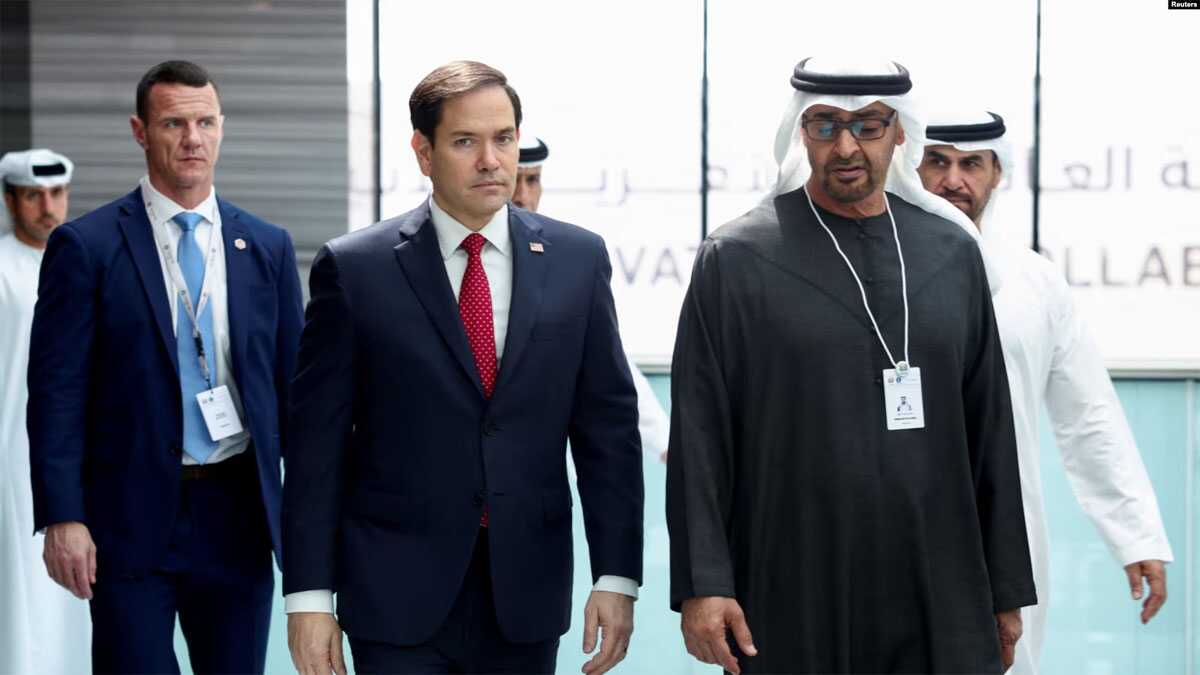 menlu as dan presiden uea Menteri Luar Negeri Amerika Serikat Marco Rubio berjalan bersama Presiden Uni Emirat Arab Sheikh Mohamed bin Zayed Al Nahyan di ADNEC Centre Abu Dhabi, Uni Emirat Arab, 19 Februari 2025. (Evelyn Hockstein/REUTERS)