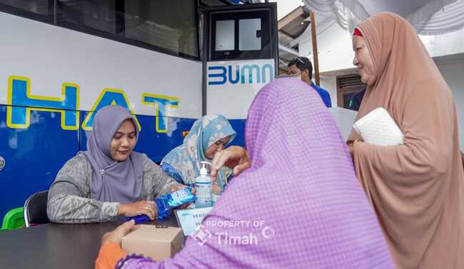 Warga antusias memanfaatkan layanan kesehatan gratis di Mobil Sehat di Pelabuhan Mantung, Kecamatan Belinyu, Kabupaten Bangka, Kepulauan Bangka Belitung pada Rabu (5/2/2025). (timah)