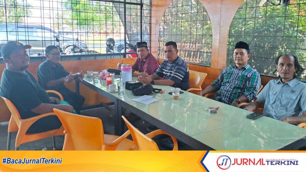 ninik mamak kenegerian air tiris Ninik Mamak Kenegerian Air Tiris sedang rapat persiapan acara Kumpue Basamo Tali Nan Bapilin Tigo Nagoghi Air Tiris. (JurnalTerkini.id/can)