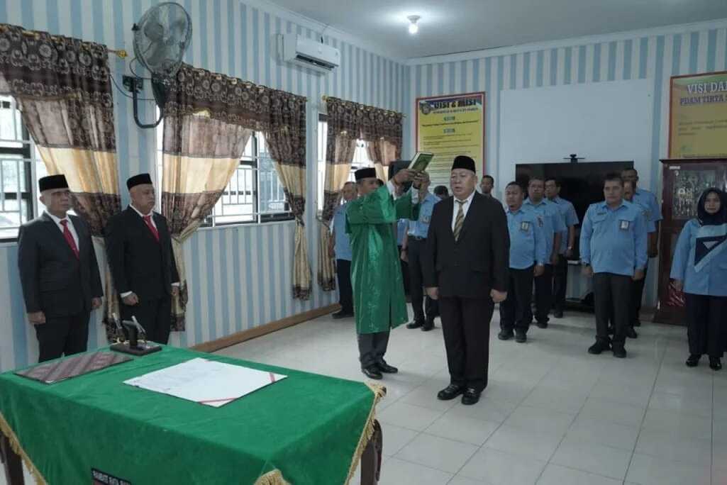 Drs. Zainal Aripin Sinaga, M.H., resmi diambil sumpah dan dilantik sebagai Dewan Pengawas Perusahan Umum Daerah Air Minum (PDAM) Tirta Silau Piasa Kabupaten Asahan masa jabatan 2024-2028 oleh Bupati Asahan H. Surya, B.Sc, di Aula Kantor PDAM Tirta Silaupiasa Kabupaten Asahan, Selasa (24/12/2024). (foto: Diskominfo Asahan)