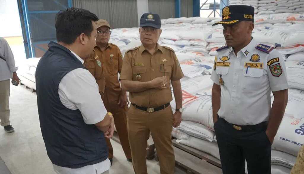 Jelang Natal dan Tahun Baru (NATARU), Pemerintah Kabupaten Asahan melalui Tim Satgas Ketahanan Pangan melakukan inspeksi mendadak (sidak) harga dan ketersediaan kebutuhan pokok di beberapa lokasi seperti Pasar Kartini, Pasar Inpres 2, Kilang Padi dan Gudang Bulog, Senin (23/12/2024). (foto: diskominfo asahan)