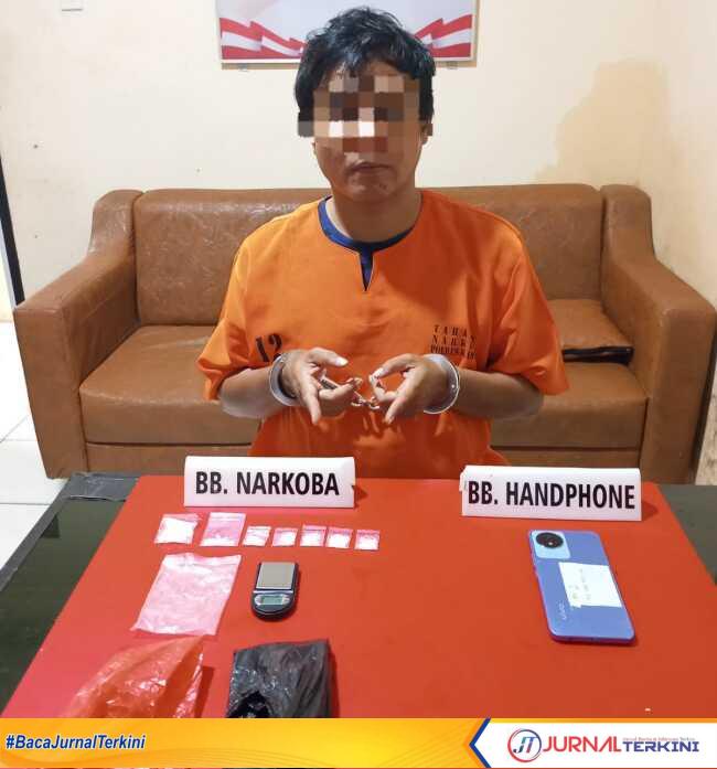Tim Ojoloyo Satuan Reserse Narkoba (Satnarkoba) berhasil meringkus TH, tersangka pengedar narkoba jenis sabu di Perumahan Mutiara Permai Indah, Kelurahan Bangkinang, Kecamatan Bangkinang Kota, Kabupaten Kampar, Riau pada Senin (10/2/25), sekira pukul 22.00 WIB. (JurnalTerkini.id/canggih)