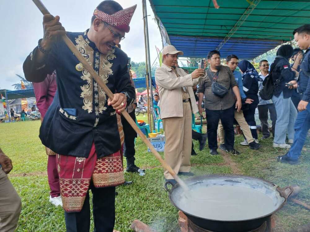 pesta adat dodol bergema Pesta Adat 'Dodol Bergema' merupakan tradisi tahunan yang digelar masyarakat Desa Penyampak, Bangka Barat, Minggu (9/2/2025). (Timah)