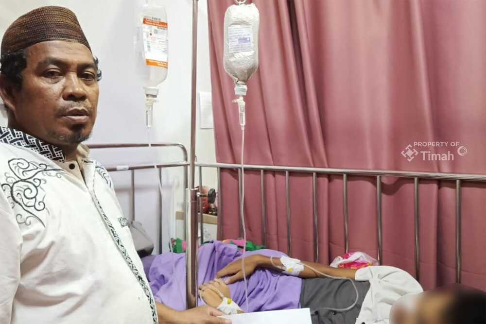 Nasrul warga Bangka Barat, Kepulauan Bangka Belitung bersama putranya Ravael (13) yang mendapatkan bantuan biaya pengobatan dari PT Timah, Kamis (13/2/2025). (timah)