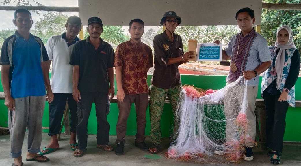 PT Timah menyerahkan bantuan untuk Kelompok Batu Tuan II Desa Sawang Laut, Kecamatan Kundur Barat, Kabupaten Karimun, Kepulauan Riau (Kepri), beberapa hari lalu. (timah)