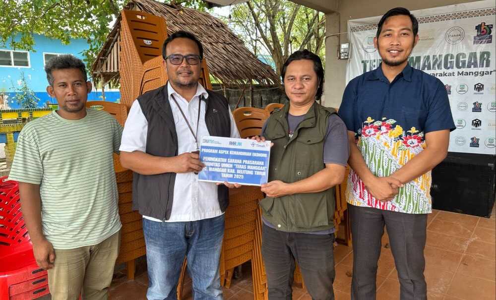 pt timah dukung ekonomi kreatif belitung timur PT Timah menyerahkan bantuan untuk mendukung peningkatan sarana dan prasarana Teras Manggar. Bantuan ini diserahkan langsung kepada Ketua Teras Manggar, Nano pada Jumat (14/02/25). (timah)