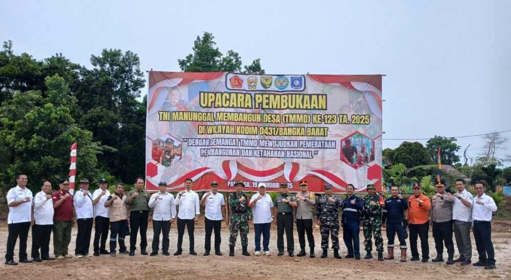 pt timah dukung tmmd di bangka PT Timah menyerahkan sebanyak 250 paket makanan untuk mendukung kegiatan TMMD. Paket sembako ini diserahkan di Lapangan Bola SMKN 1 Puput, Kecamatan Parittiga pada Rabu (19/2/2025). (timah)