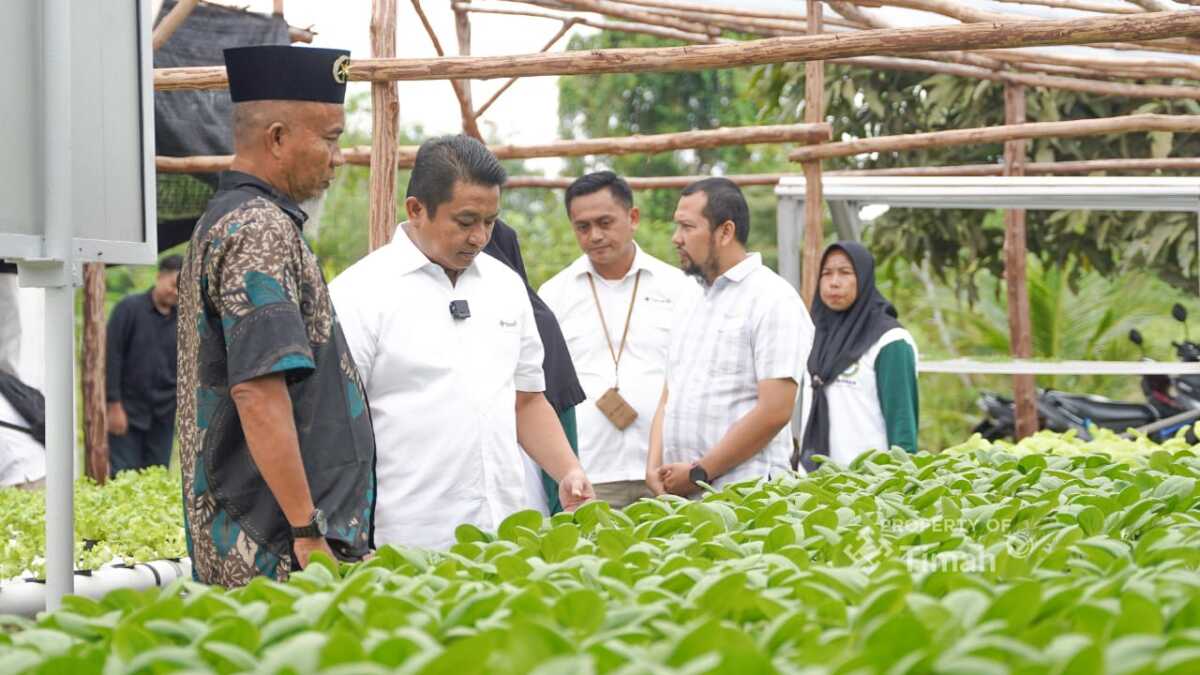 Direktur Utama PT TIMAH Tbk, Ahmad Dani Virsal memberikan semangat bagi anggota kelompok Lanjut Bestari saat melaksanakan kunjungan ke Kelompok ini akhir tahun lalu. (Timah)