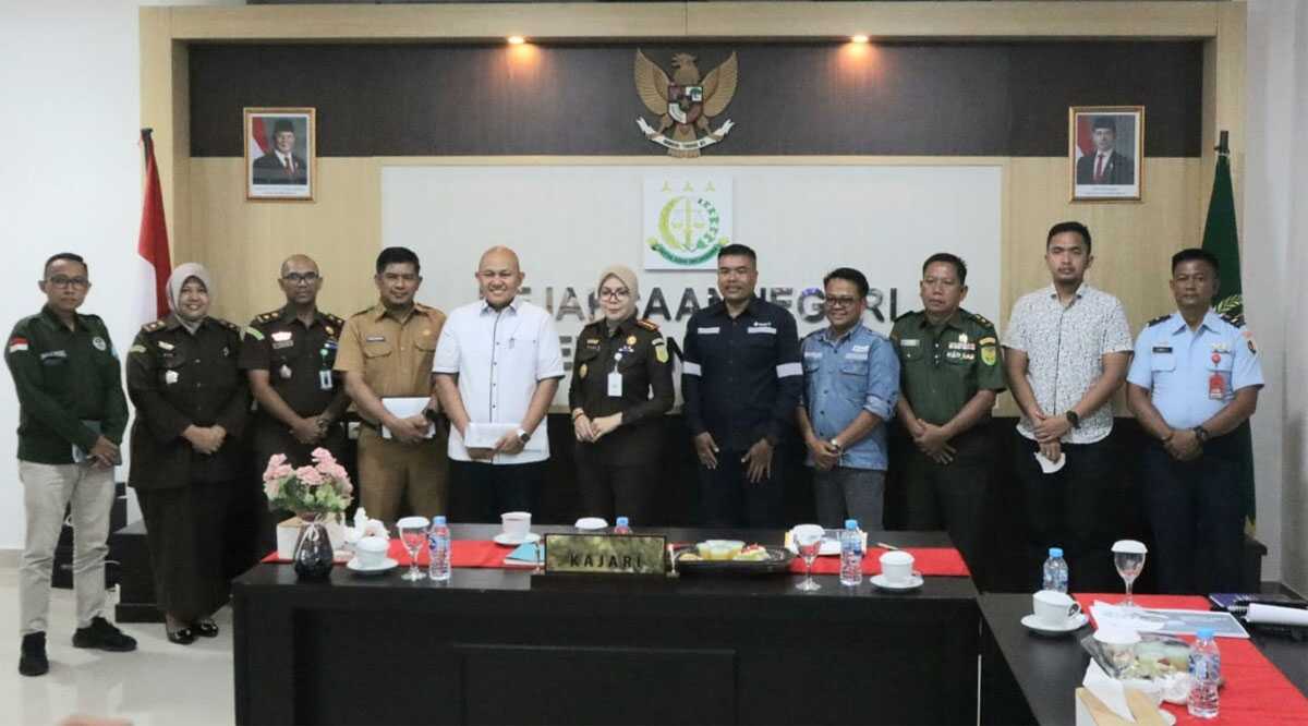 pt timah-kejari belitung timur Kejaksaan Negeri Kabupaten Belitung Timur menggelar rapat koordinasi dengan Forkompinda di Kabupaten Belitung Timur dan PT Timah untuk membahas tindak lanjut rencana tata kelola kerja sama kemitraan terkait jasa penambangan komoditas timah di Kabupaten Belitung Timur, Selasa (18/2/2025). (timah)
