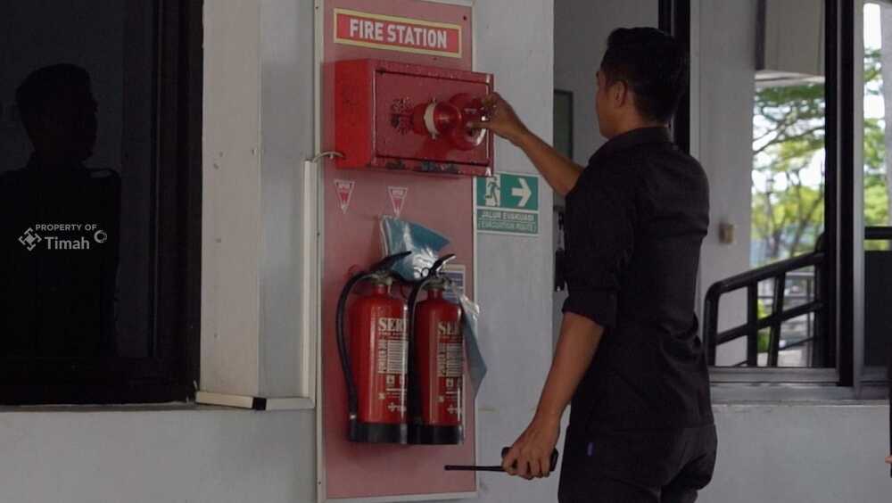 PT Timah terus mengintensifkan pemasangan rambu-rambu keselamatan di seluruh area operasionalnya. Langkah ini diambil guna meningkatkan kesadaran dan kepatuhan pekerja terhadap prosedur keselamatan, sekaligus meminimalisasi risiko kecelakaan kerja. (Timah)