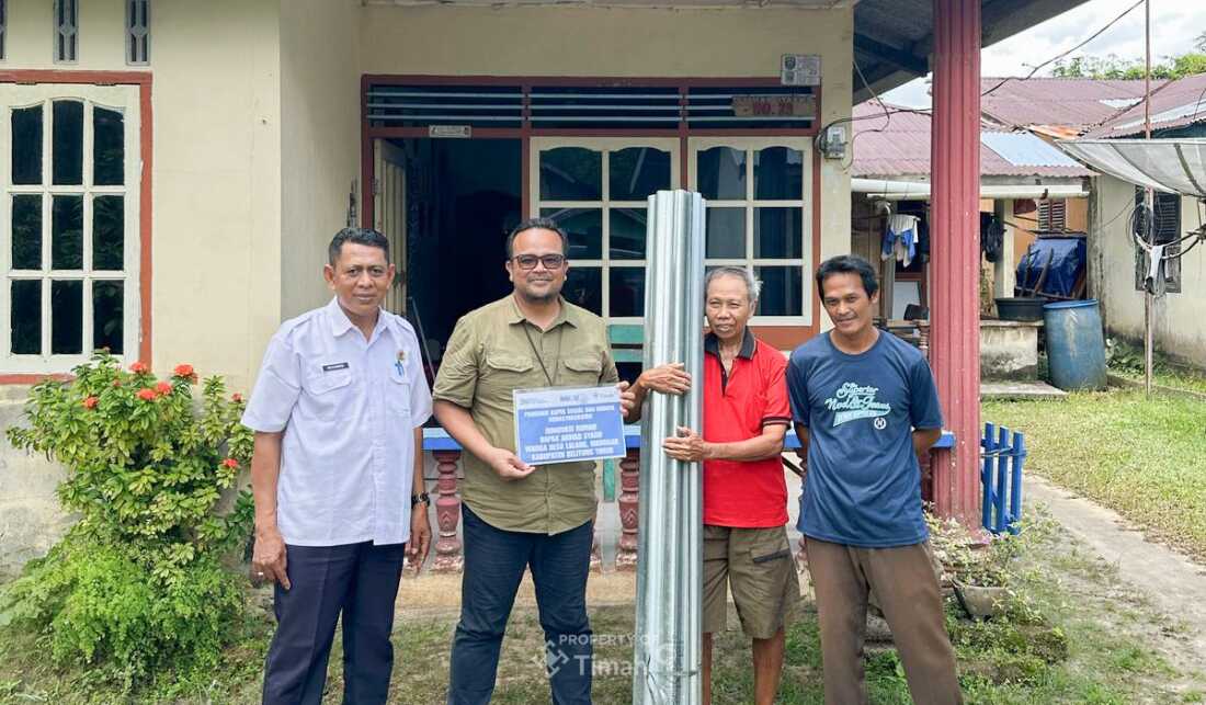 Ahmad Syarif rusak akibat tempat tinggal mereka yang dekat laut dan kerap diterpa angin kencang. PT Timah menyerahkan bantuan kepada seorang warga Belitung Timur, Ahmad Syarif untuk merenovasi rumahnya yang rusak akibat angin kencang, Jumat (14/2/2025). (Timah)