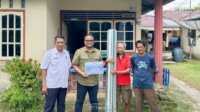 pt timah renovasi rumah warga Belitung Ahmad Syarif rusak akibat tempat tinggal mereka yang dekat laut dan kerap diterpa angin kencang. PT Timah menyerahkan bantuan kepada seorang warga Belitung Timur, Ahmad Syarif untuk merenovasi rumahnya yang rusak akibat angin kencang, Jumat (14/2/2025). (Timah)