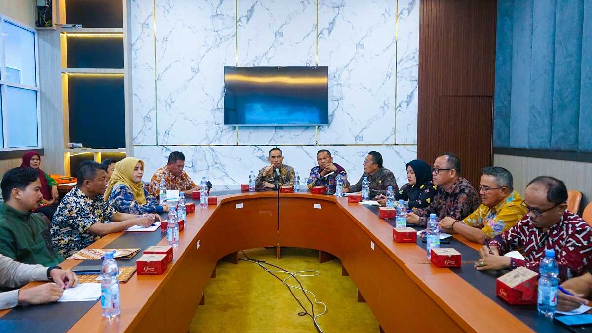 rapat evaluasi rsud arosuka Sekda Kabupaten Solok Medison memimpin rapat evaluasi RSUD Arosuka (foto: DiskominfokabSolok )