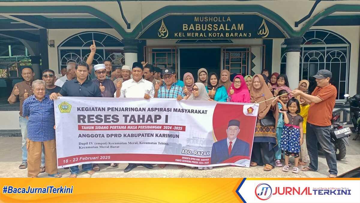 reses anggota dprd karimun abdul razak-3 Anggota DPRD Karimun Abdul Razak alias berfoto bersama masyarakat usai kegiatan reses di Musholla Babul Salam, Meral, Kota, Meral, Selasa (18/2/2025). (JurnalTerkini.id/edy kencana)